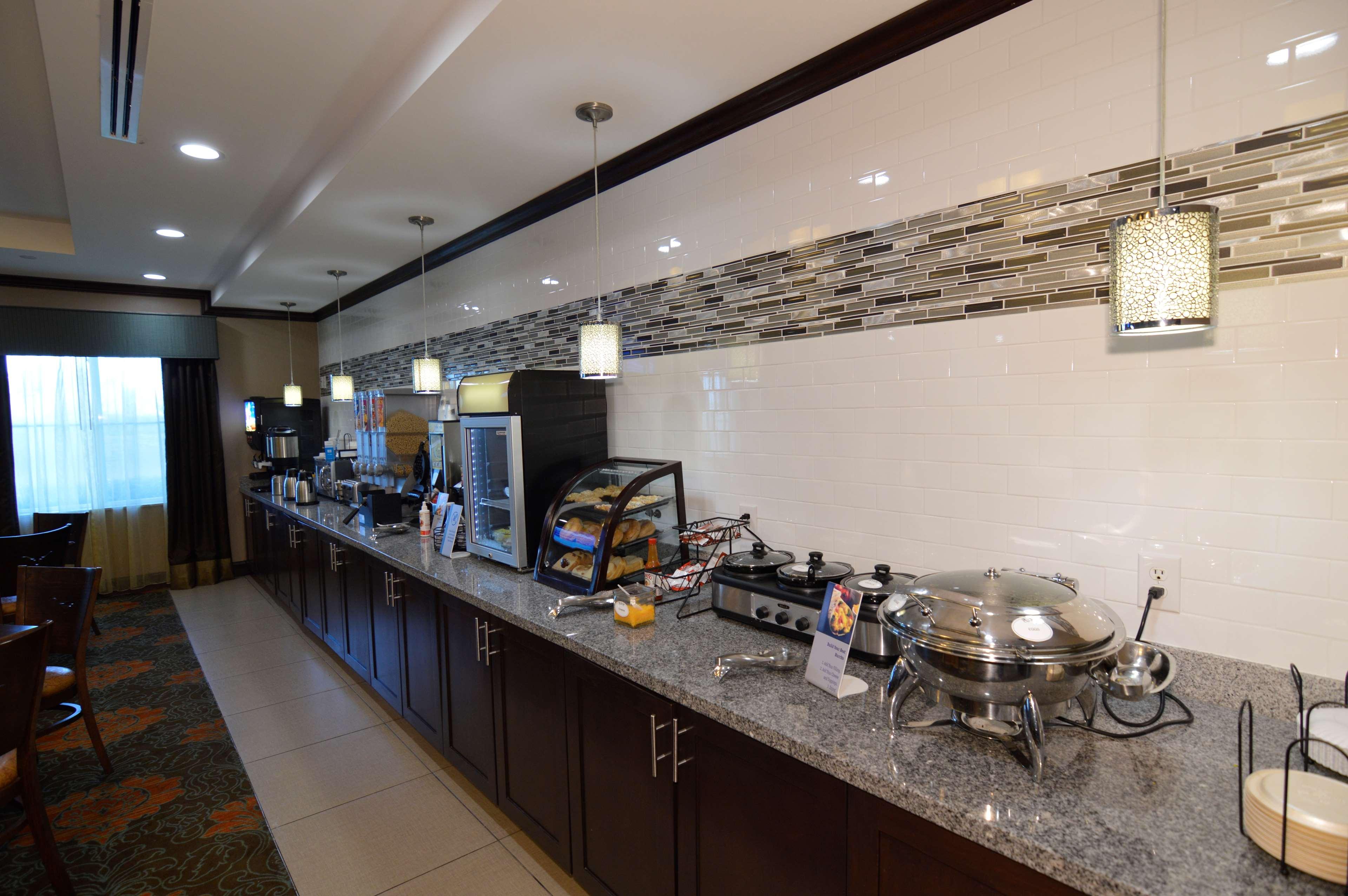 Best Western Plus Longhorn Inn & Suites Luling Exterior photo
